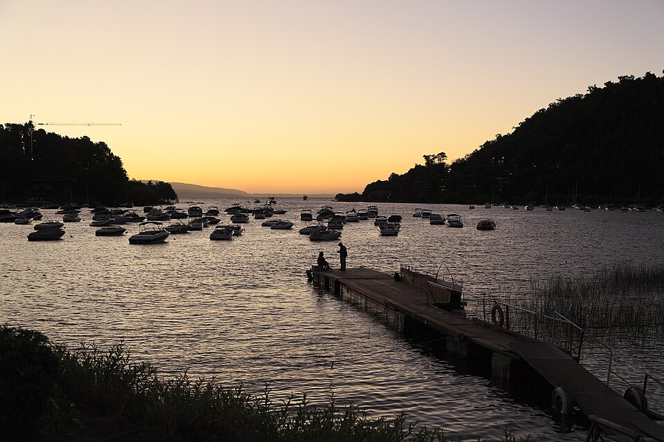 La bahía de Pucón con embarcaciones amarradas frente al pueblo.