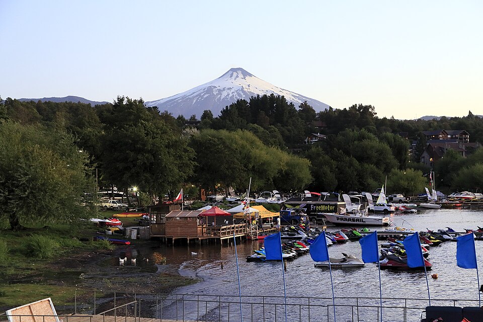 El volcán Villarrica nevado visto desde la orilla del lago Villarrica.